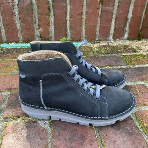 Women’s On-Foot Black High-Top Shoes
